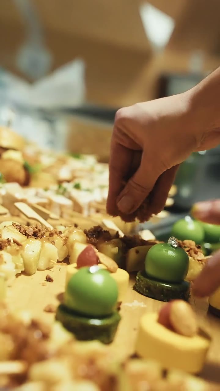 Préparation du buffet du cocktail Pomellato