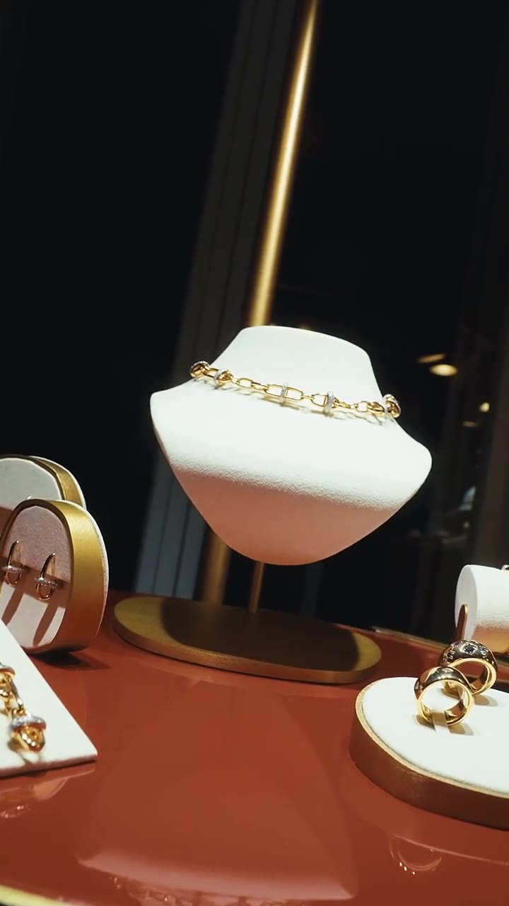 Collier et bagues Pomellato présentés sur bustes lors du cocktail à la boutique